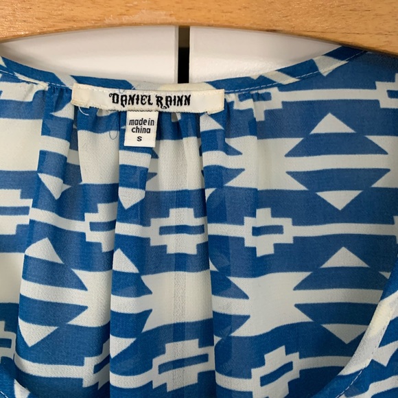 ❤️Daniel Rainn Blouse Aztec Blue White Top S - Picture 6 of 7
